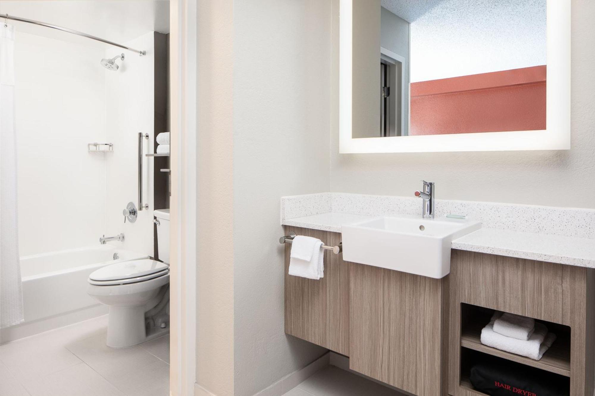 Springhill Suites By Marriott Dallas Downtown / West End Екстериор снимка